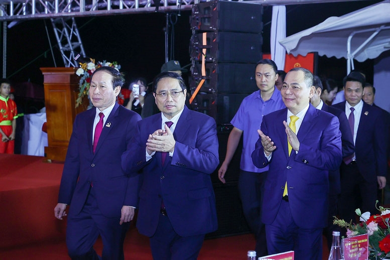 Thủ tướng Phạm Minh Chính đến dự lễ khởi công dự án đầu tư phát triển kết cấu hạ tầng Khu Công nghiệp Tân Trào (giai đoạn 1) và dự án Nhà máy Nhiệt điện LNG Hải Phòng - Ảnh: VGP/Nhật Bắc