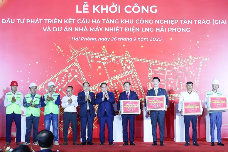Thủ tướng tặng quà cho các đơn vị thi công 2 dự án - Ảnh: VGP/Nhật Bắc