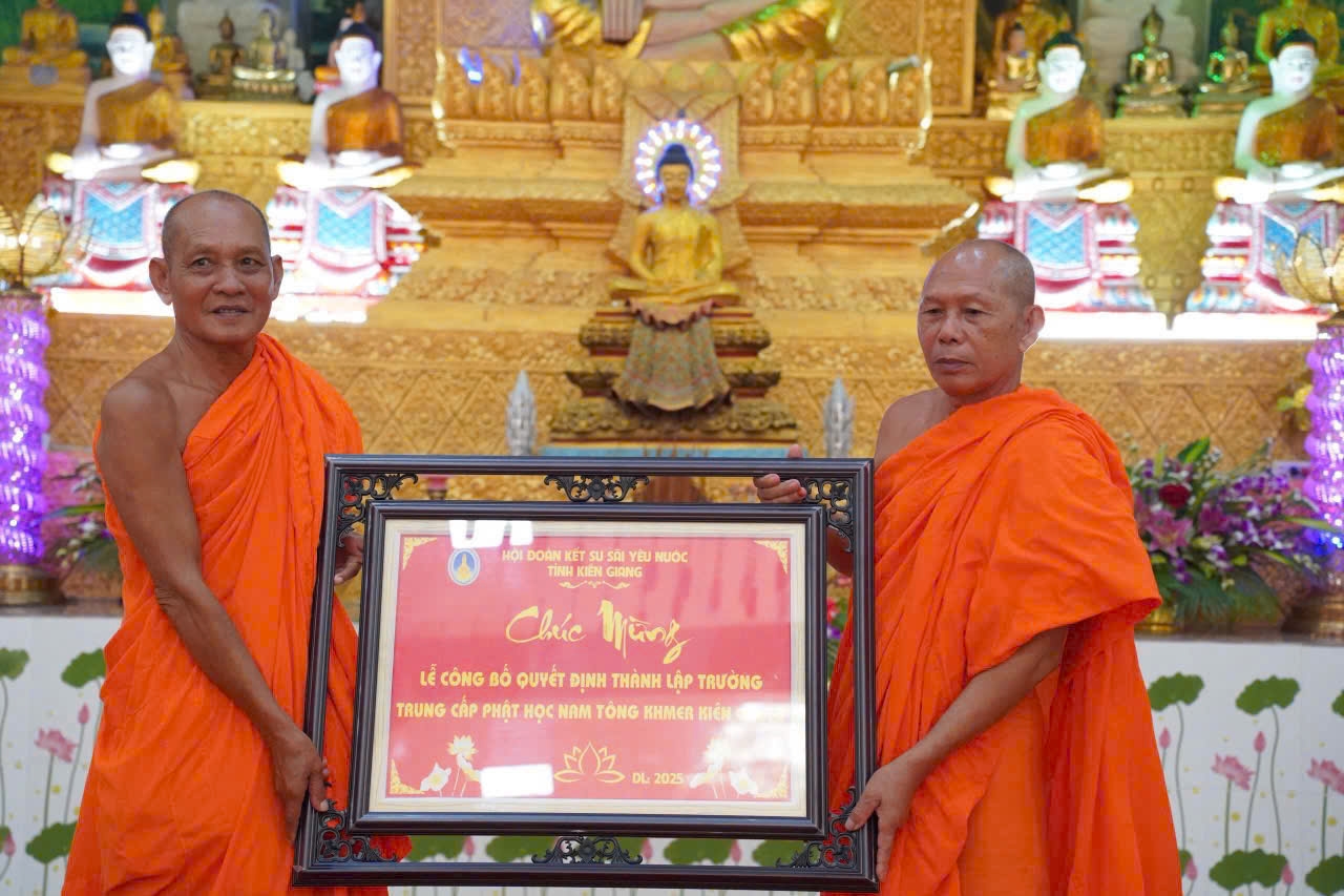 Hoà Thượng Danh Đổng ( bên phải) Hiệu trưởng và hoà thượng Danh Lân, hiệu phó - cả hai vị đều là Người có uy tín trong đồng bào DTTS tỉnh An Giang 