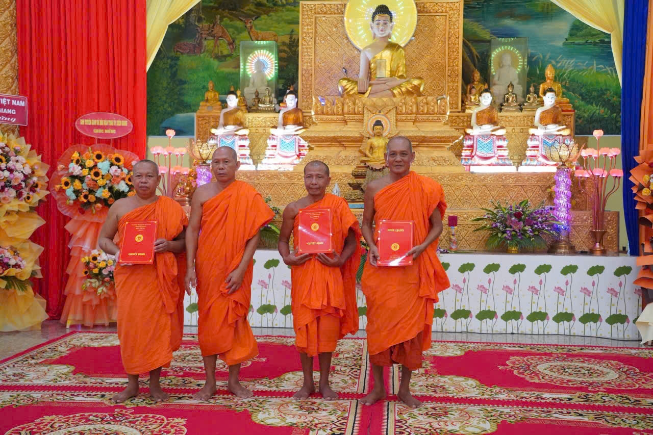 Hoà thượng Danh Đổng, Hiệu trưởng Trường Trung cấp Phật học Nam tông Khmer Kiên Giang trao quyết định giữ chức Phó hiệu trưởng cho 3 vị trong BGH 