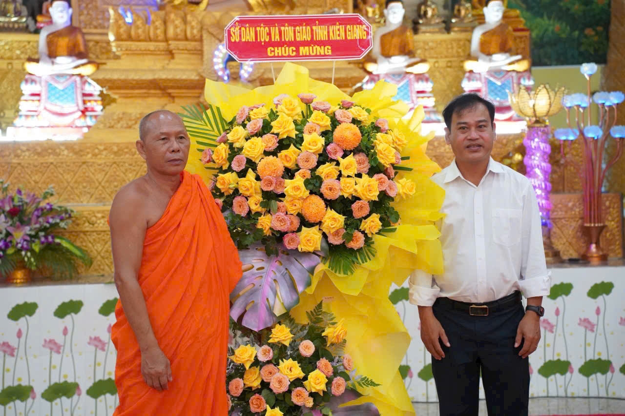 Ông Danh Phúc, Giám đốc Sở Dân tộc và Tôn giáo tặng hoa chúc mừng đến Hoà thượng Hiệu trưởng