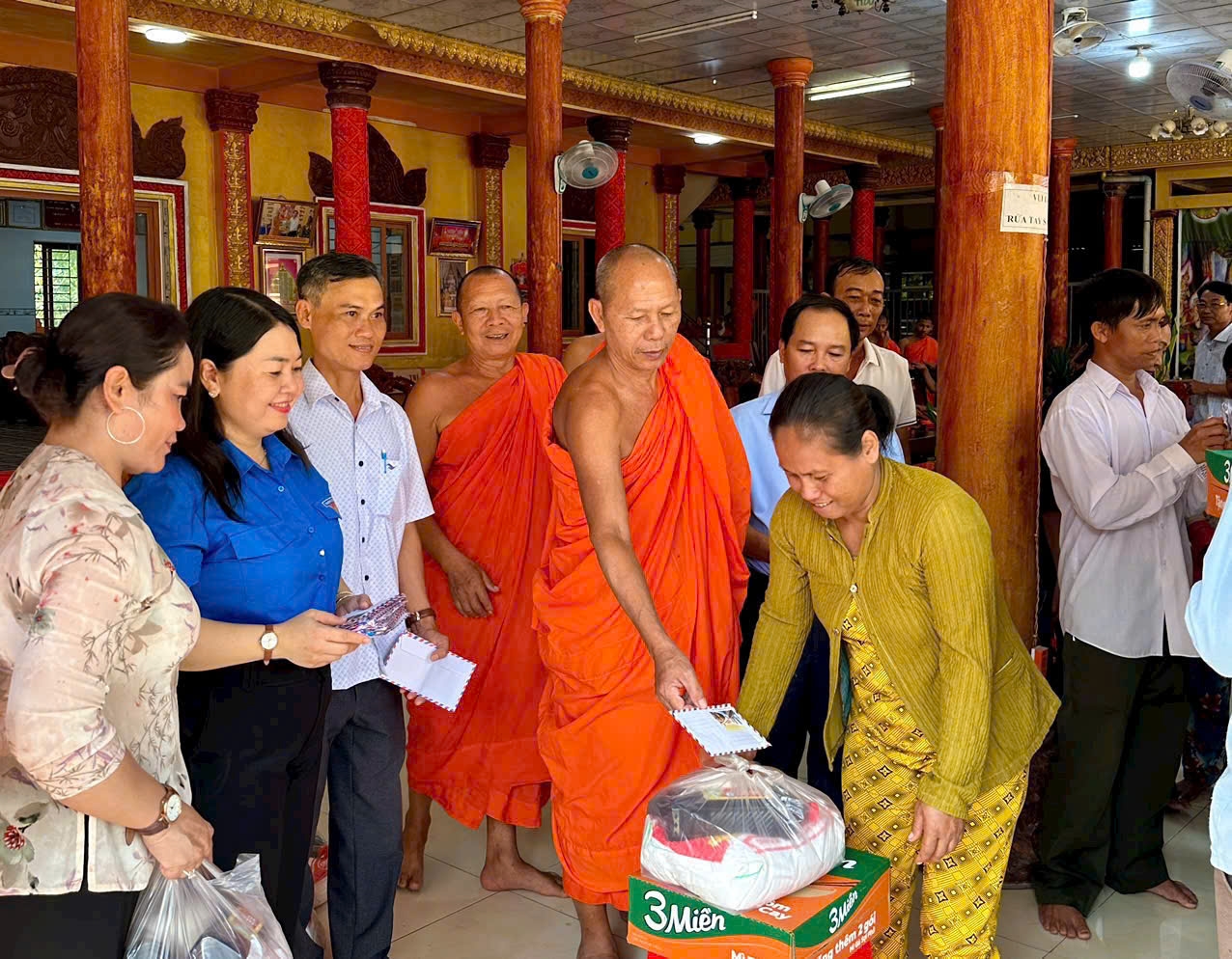 Là Người có uy tín có trong đồng bào DTTS, Hoà thượng thường xuyên chăm lo đến các hộ gia đình khó khăn trên địa bàn