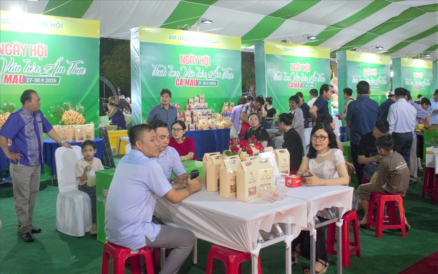 Người dân và du khách trải nghiệm không gian ẩm thực Cà Mau