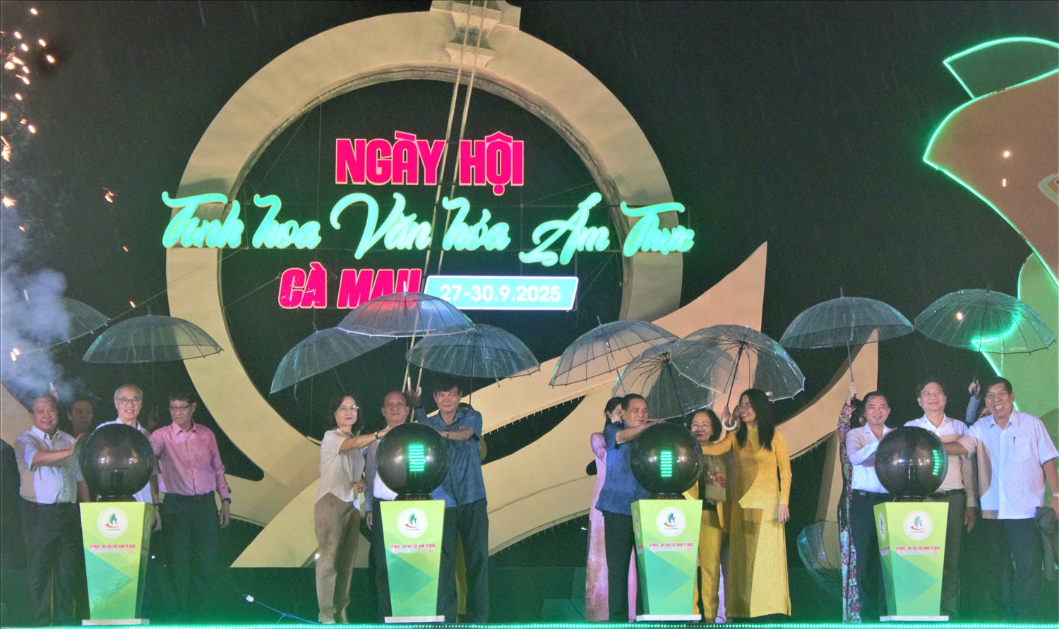 Các đại biểu thực hiện nghi thức khai mạc ngày hội