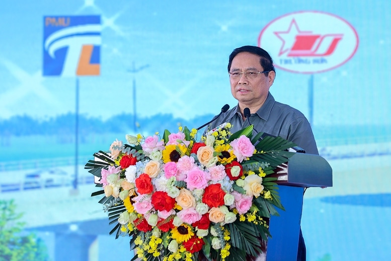 Nhấn mạnh đây là nhịp cầu nối liền và gắn kết giữa nhân dân với Đảng, Nhà nước và quân đội, Thủ tướng yêu cầu phải khai thác cây cầu thực sự hiệu quả, ""xứng đáng với mong mỏi và những giọt nước mắt của người dân" - Ảnh: VGP/Nhật Bắc