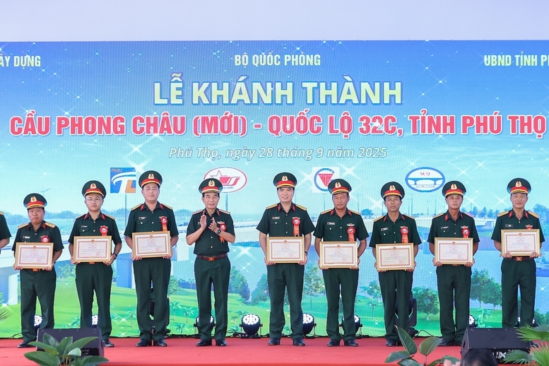 Lãnh đạo Bộ Quốc phòng trao quà tặng các tập thể, cá nhân có nhiều đóng góp trong xây dựng công trình - Ảnh: VGP/Nhật Bắc