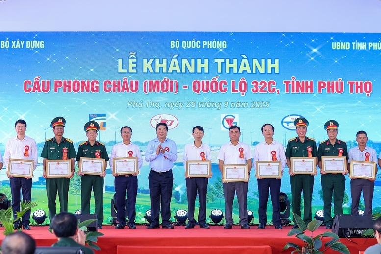 Lãnh đạo Bộ Xây dựng trao quà tặng các tập thể, cá nhân có nhiều đóng góp trong xây dựng công trình - Ảnh: VGP/Nhật Bắc
