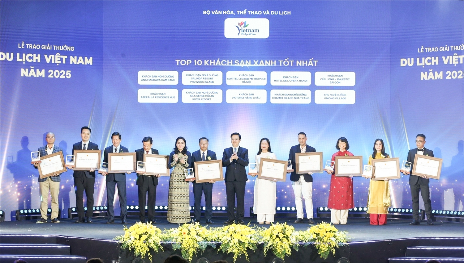 Đại diện khu nghỉ dưỡng H’Mông Village (vị trí trung tâm) nhận danh hiệu “Khách sạn Xanh tốt nhất” tại Lễ trao Giải thưởng Du lịch Quốc gia năm 2025
