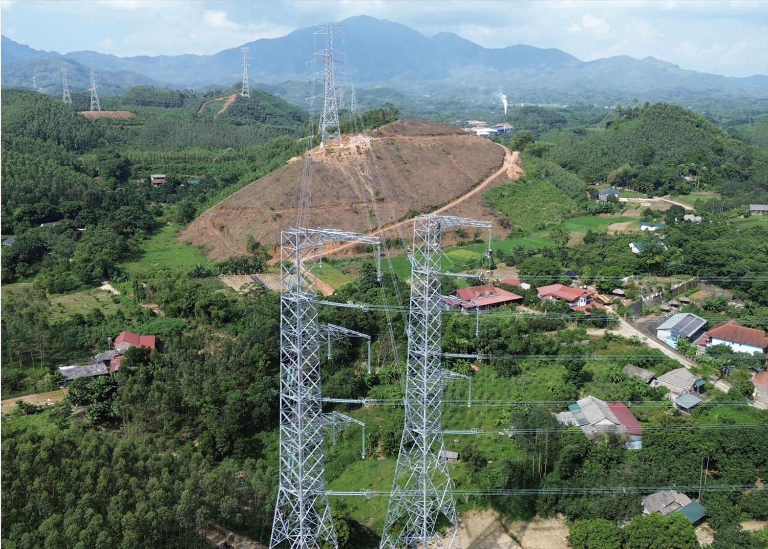 Các kỹ sư, công nhân tranh thủ thời tiết thuận lợi nhanh chóng kéo dây nhằm kịp tiến độ hòa lưới điện