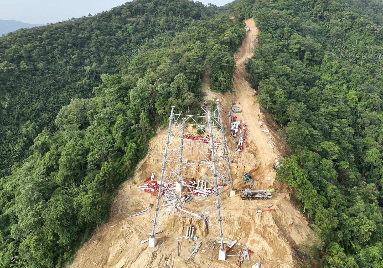 Các vị trí cột trên đèo dốc cao gây ảnh hưởng không nhỏ đến tiến độ thi công lắp dựng cột