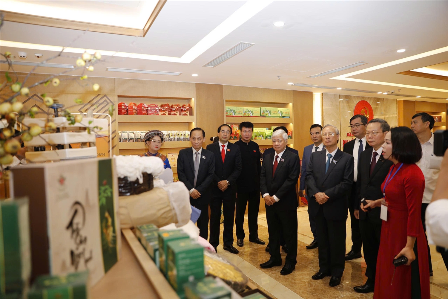 Các đại biểu tham quan các sản phẩm nông nghiệp được trưng bày tại Đại hội (Ảnh: Trọng Bảo)