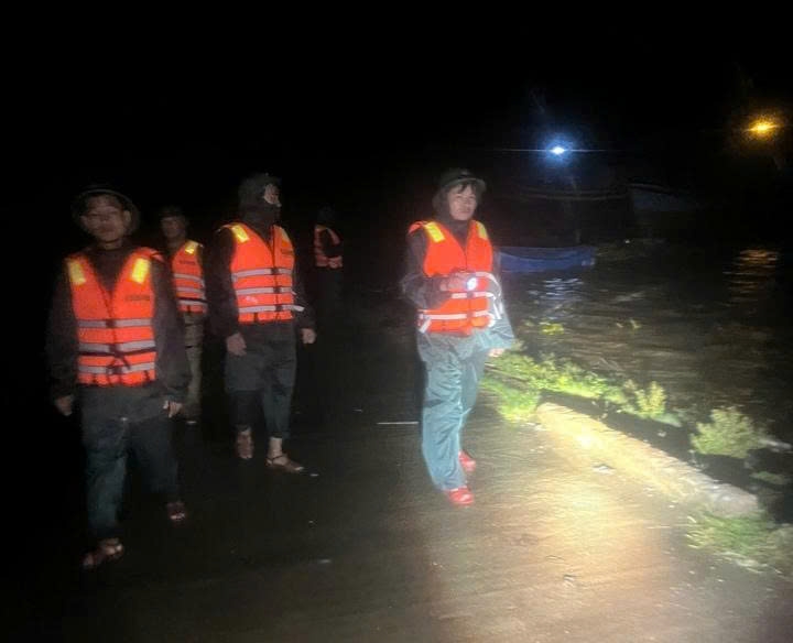 Bộ đội Biên phòng Quảng Trị phối hợp với lực lượng chức năng xuyên đêm tìm thuyền viên đang mất tích