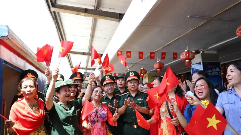 Đông đảo Nhân dân tiễn các chiến sĩ về đơn vị