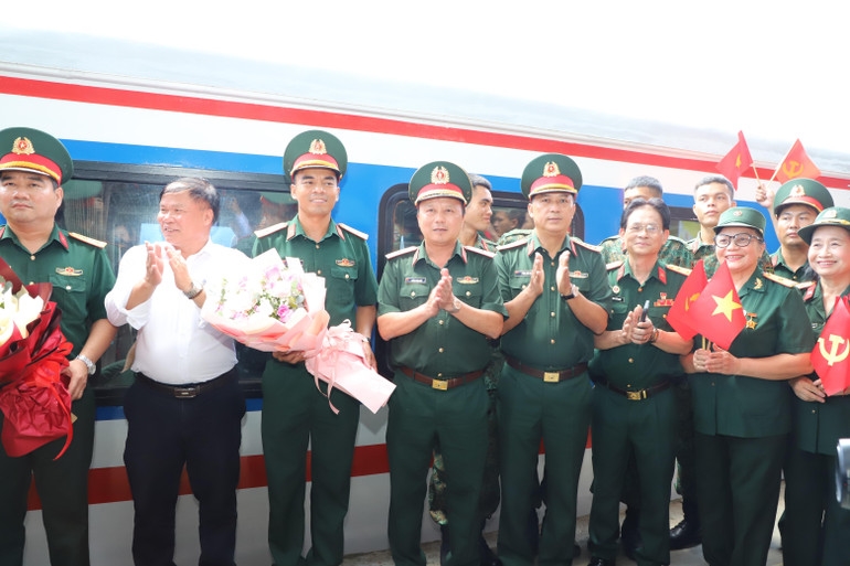 Thiếu tướng Phùng Ngọc Sơn, Phó Chủ nhiệm kiêm Tham mưu trưởng Tổng cục Hậu cần–Kỹ thuật, Phó Trưởng Tiểu ban Diễu binh, Diễu hành A80 Bộ Quốc phòng tặng hoa cho đại diện các đơn vị trước khi lên tàu về đơn vị.