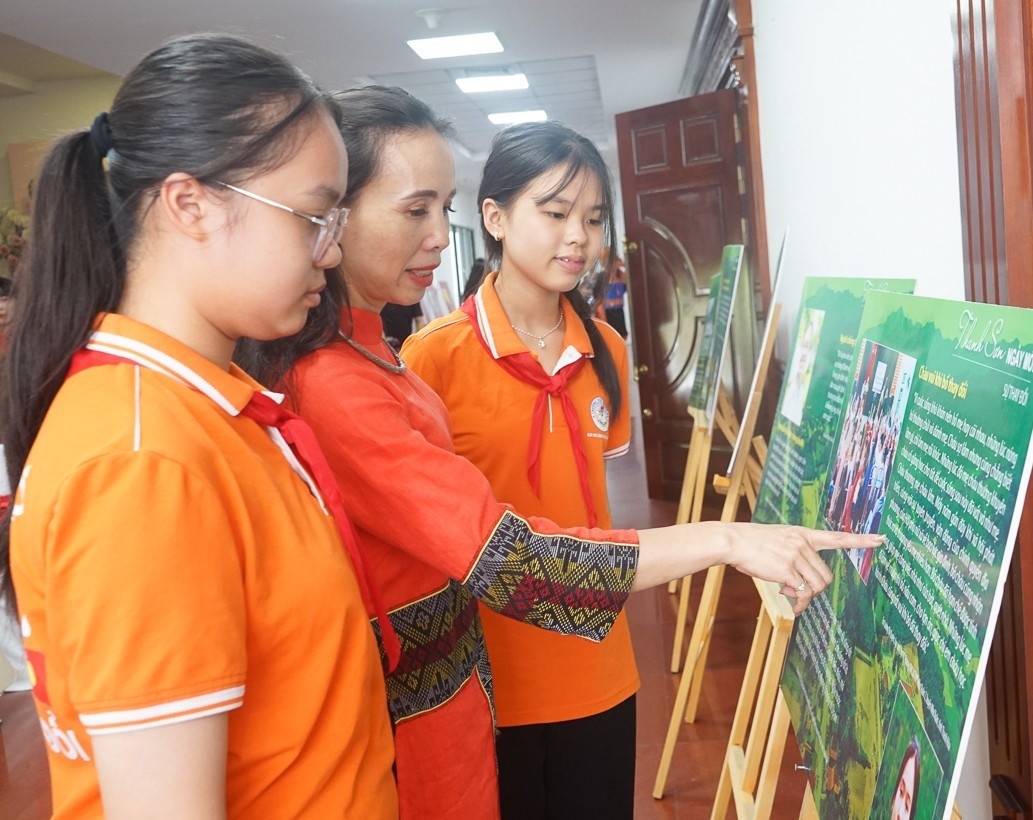 Cô Hoàng Thị Tuyết Chinh, Phó Hiệu trưởng, Trưởng nhóm dẫn trình viên tại Trường THCS Thanh Hà, tỉnh Phú Thọ cùng các thành viên của CLB tìm hiểu kiến thức về bình đẳng giới tại Hội nghị tổng kết Dự án 8.
