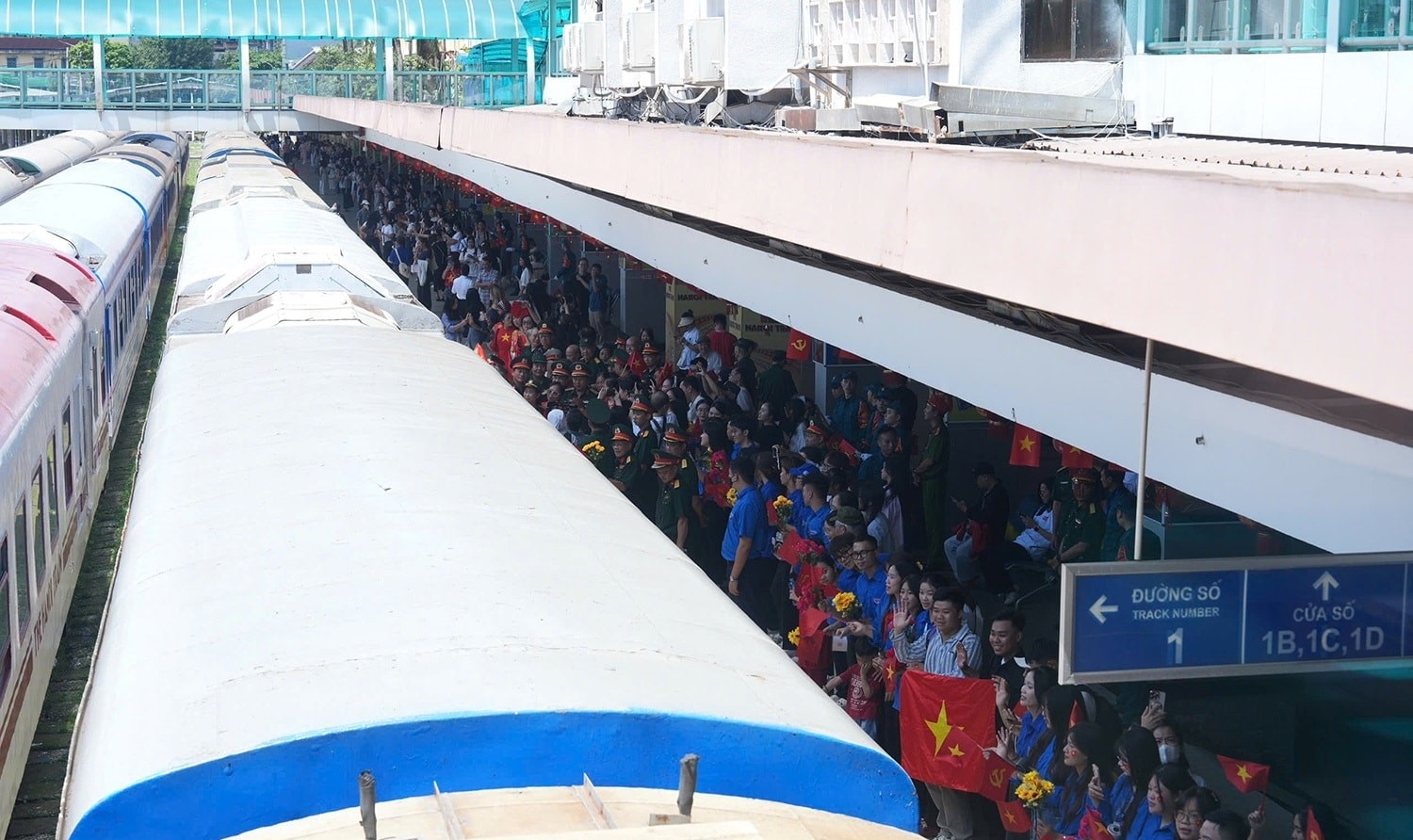 Người dân Hà Nội tiễn các lực lượng tham gia thực hiện nhiệm vụ A80 tại sân ga Hà Nội