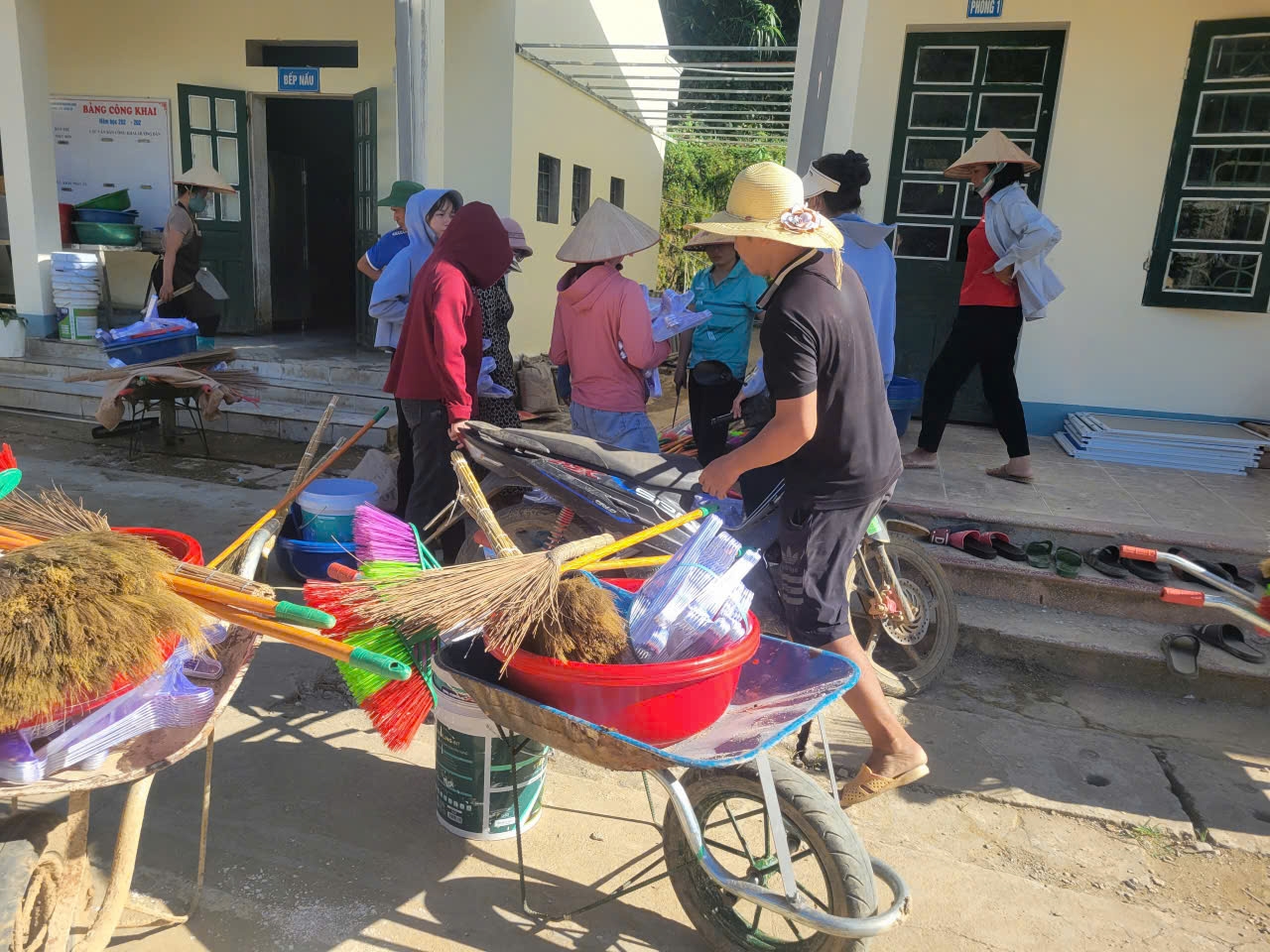 Các thầy cô giáo và phụ huynh Trường Trường Phổ thông Dân tộc bán trú THCS Chiềng Sơ dọn dẹp vệ sinh chuẩn bị cho ngày khai giảng