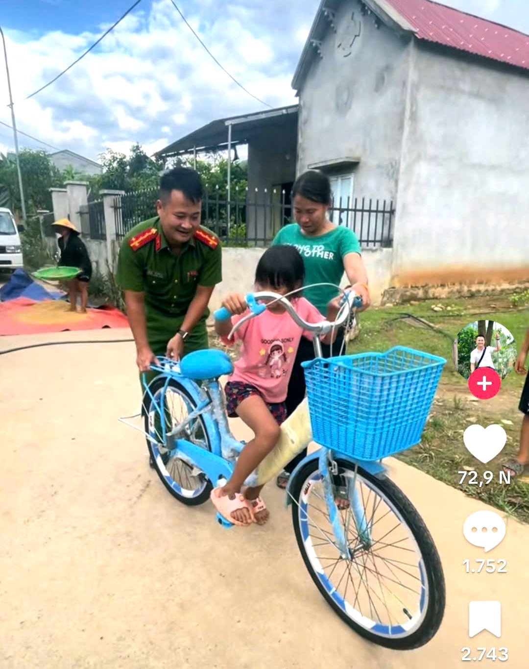 Nhiều trẻ em vùng cao được các mạnh thường quân hỗ trợ, giúp đỡ thông qua các livestream của Đại úy Hà Văn Đức.(ảnh CACC)