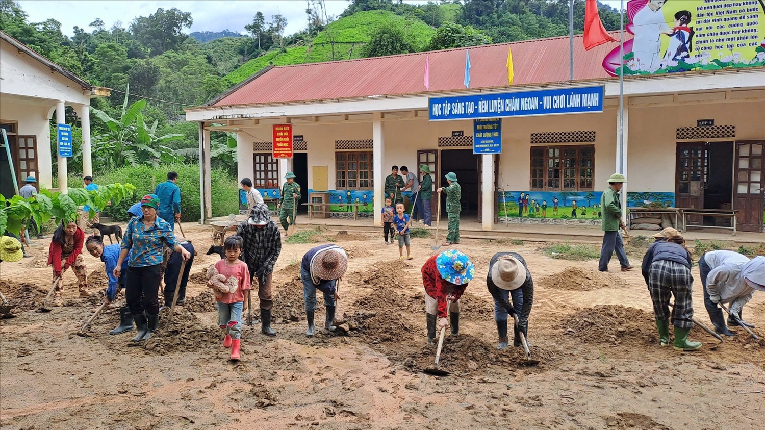 Đồn Biên phòng Tam Hợp phối hợp với Trường Tiểu học xã Tam Thái và Nhân dân bản Phà Lõm dọn dẹp sau lũ, chuẩn bị cho năm học mới - Ảnh: T.H