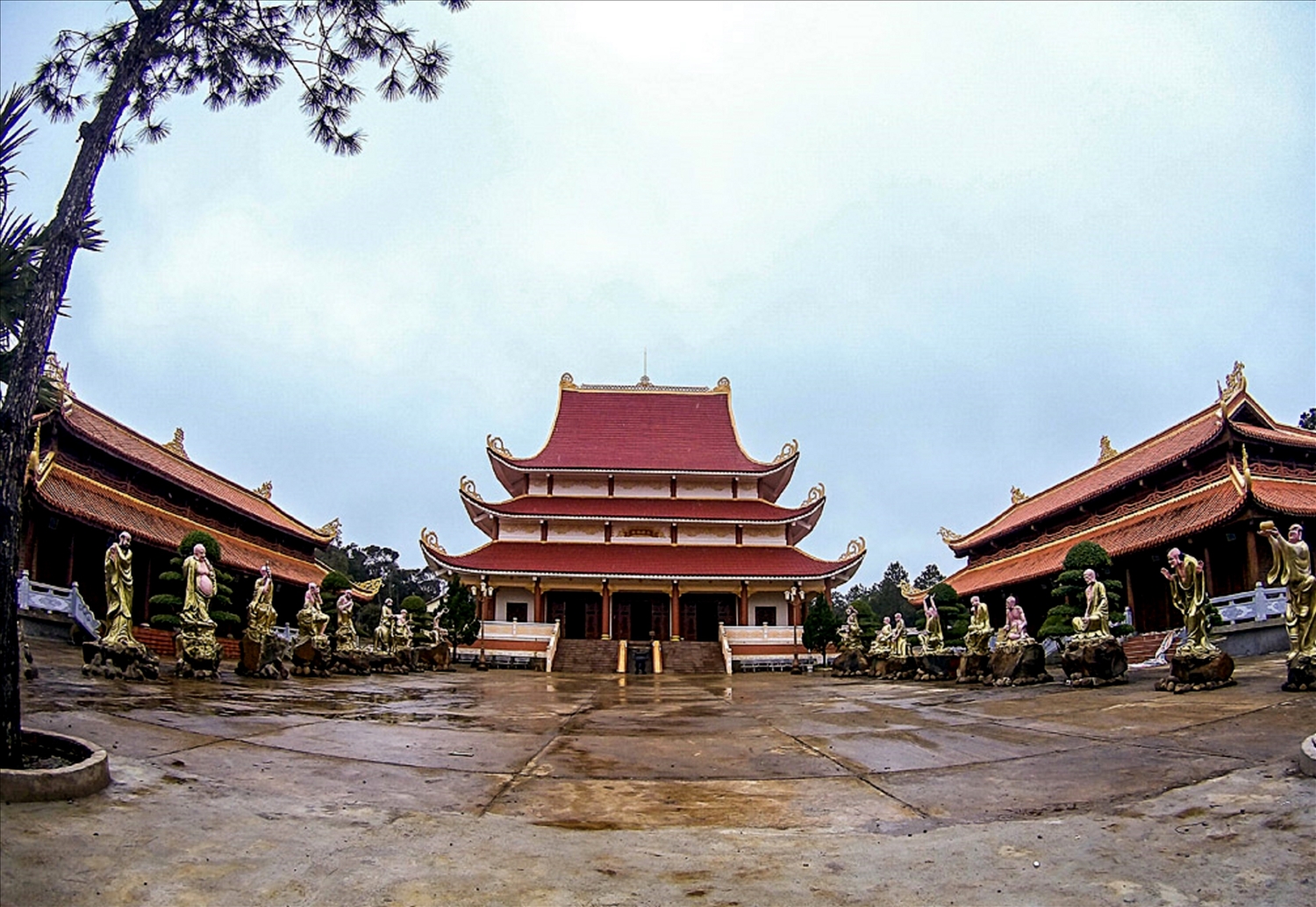 Chùa Khánh Lâm là sự kết hợp độc đáo giữa thiết kế đình chùa truyền thống với kiến trúc nhà rông Tây Nguyên. 