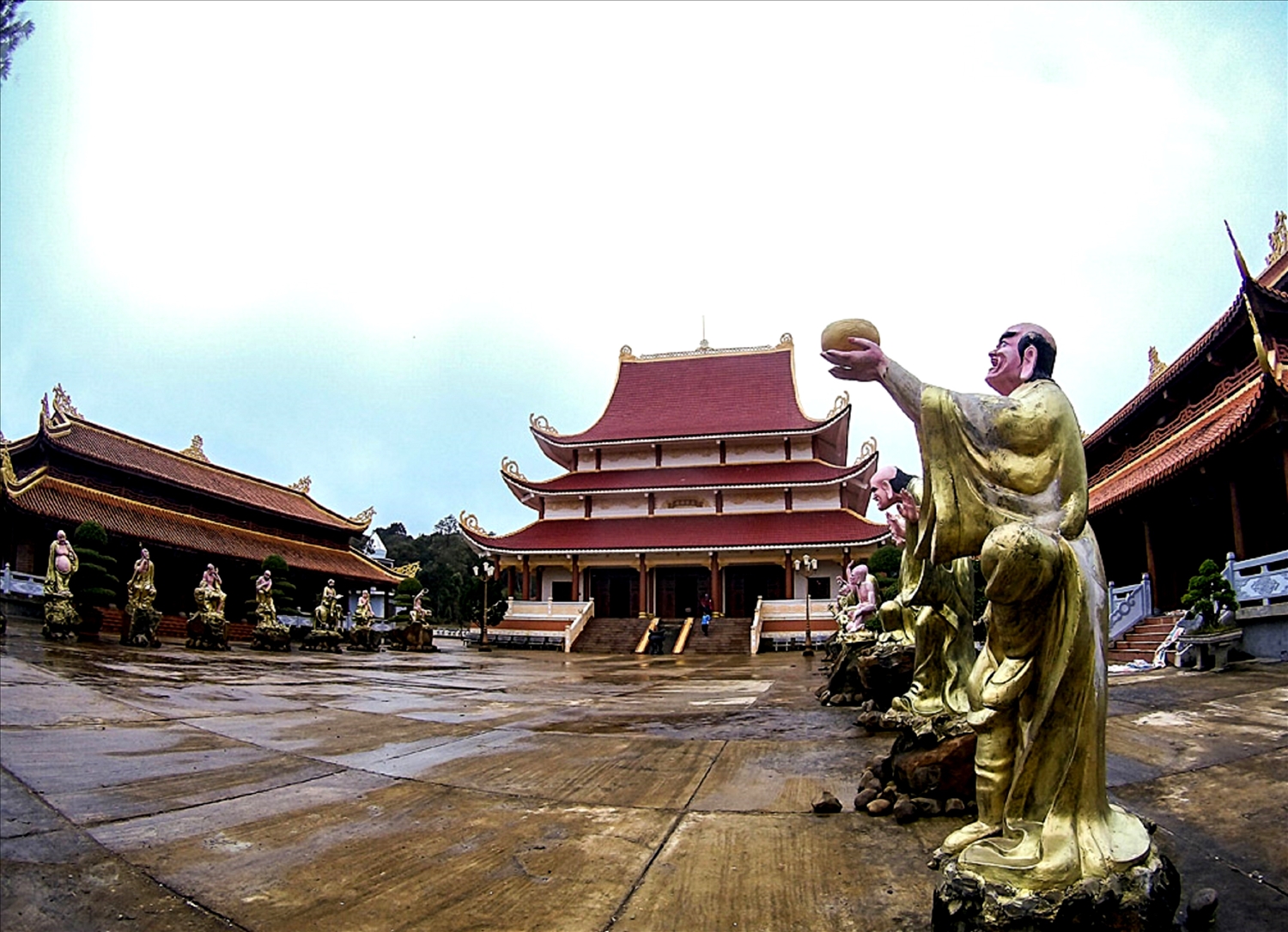 Hai bên sân tiền Chánh điện là hai dãy nhà Tây Lan và Đông Lan.
