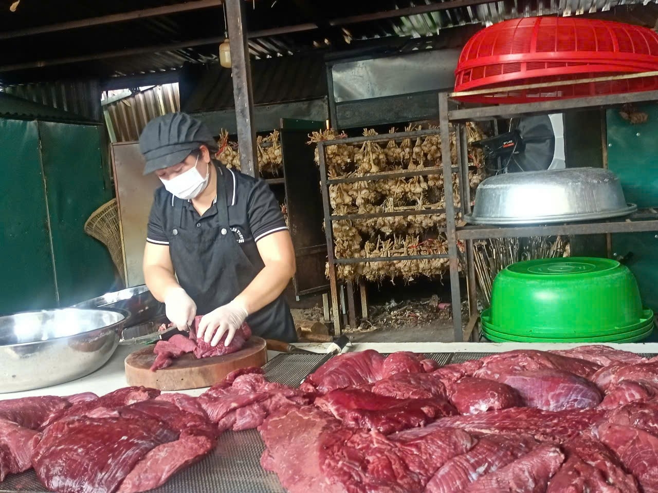 Chị Lèo Thủy chế biến từ thịt trâu gác bếp.