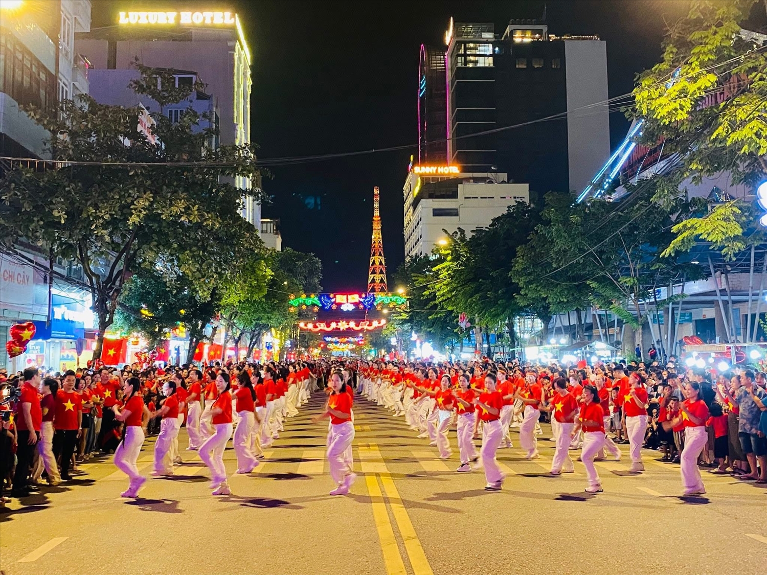 Phụ nữ Cao Bằng biểu diễn dân vũ sôi động trên phố đi bộ Kim Đồng (Cao Bằng). Ảnh: ITN