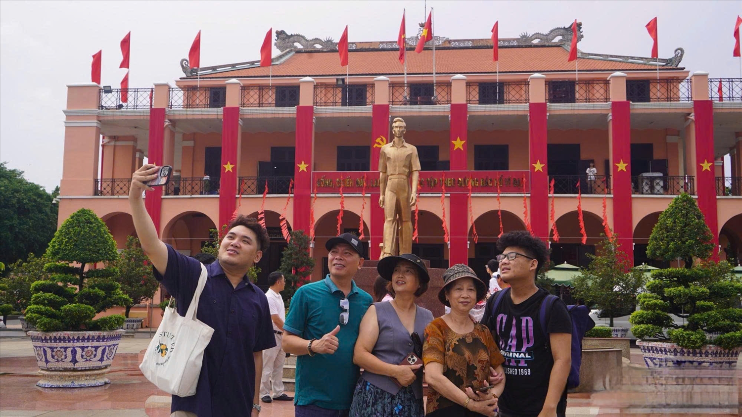 Thành phố Hồ Chí Minh khắp các con đường, tuyến phố được trang hoàng lộng lẫy cờ hoa, biểu ngữ, tạo nên một khí thế mới tràn đầy niềm tự hào. Ảnh: ITN