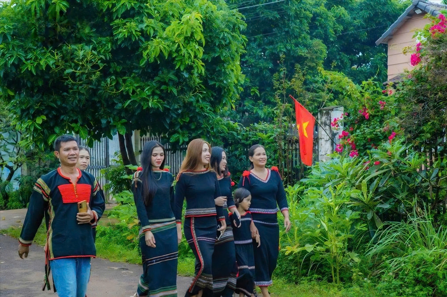 Những ánh mắt rưng rưng, nụ cười hân hoan, lá cờ đỏ sao vàng tung bay trong buôn làng… tất cả đã tạo nên một không khí Tết Độc lập thật đặc biệt. Từ buôn Ea Bông, bà con các dân tộc Đắk Lắk gửi gắm tình yêu Tổ quốc, niềm tin vào Đảng, Nhà nước và quyết tâm đoàn kết dựng xây buôn làng ngày càng no ấm, bình yên, hòa nhịp cùng khí thế cả nước trong ngày hội lớn của dân tộc.