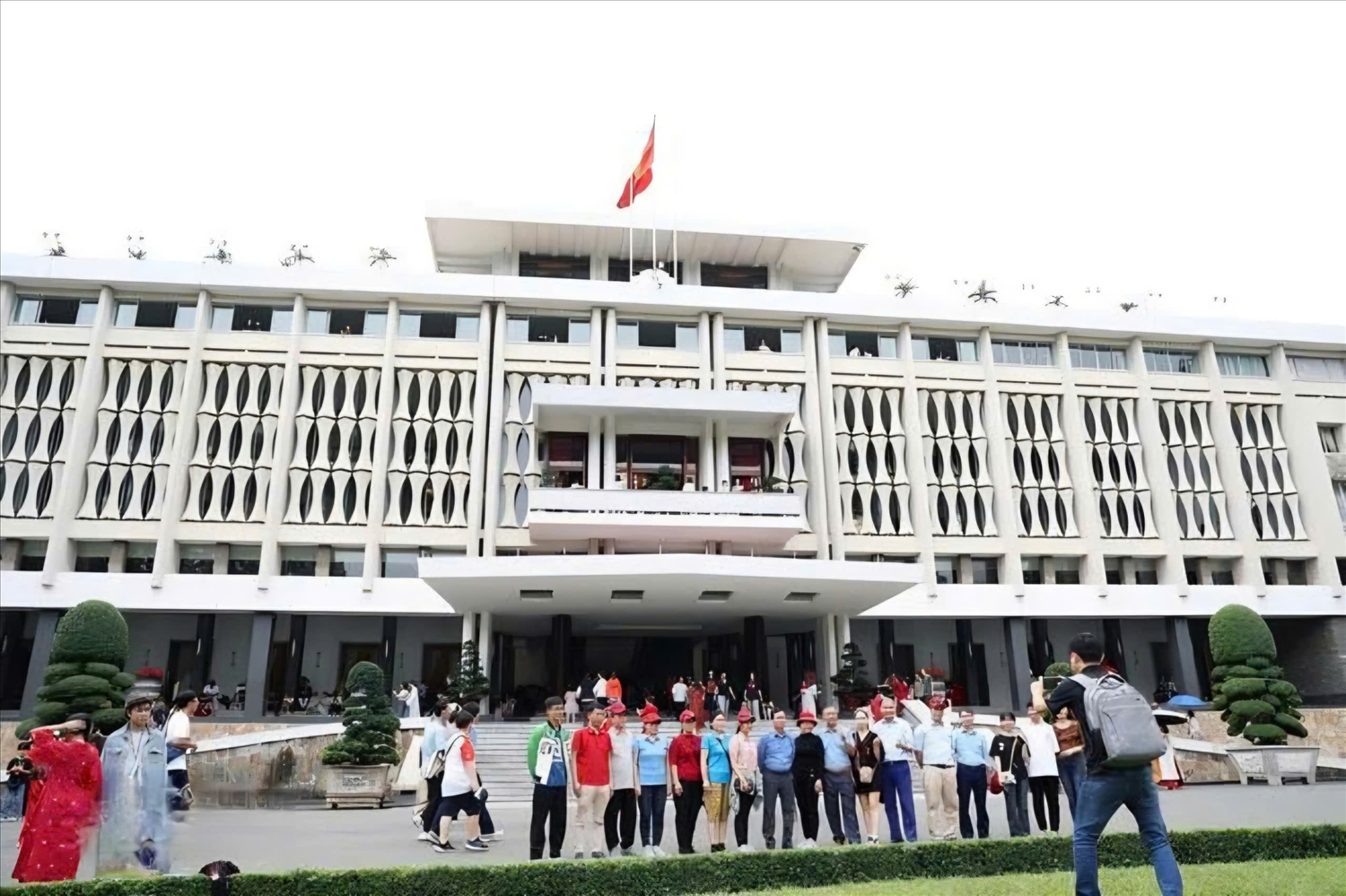Khách du lịch tham quan Di tích quốc gia đặc biệt Dinh Độc Lập, điểm du lịch nổi tiếng tại Thành phố Hồ Chí Minh. (Ảnh: Hồng Đạt)