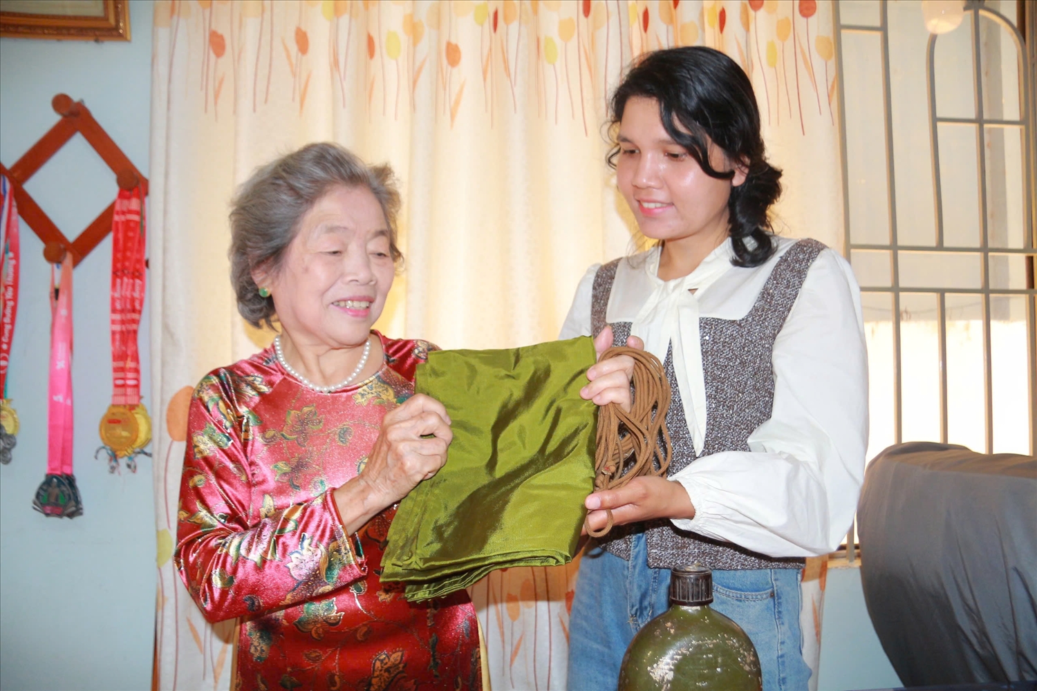 Nửa thế kỷ qua bà Lan vẫn giữ gìn những kỷ vật thời chiến như báu vật (Ảnh: Lê Hường)