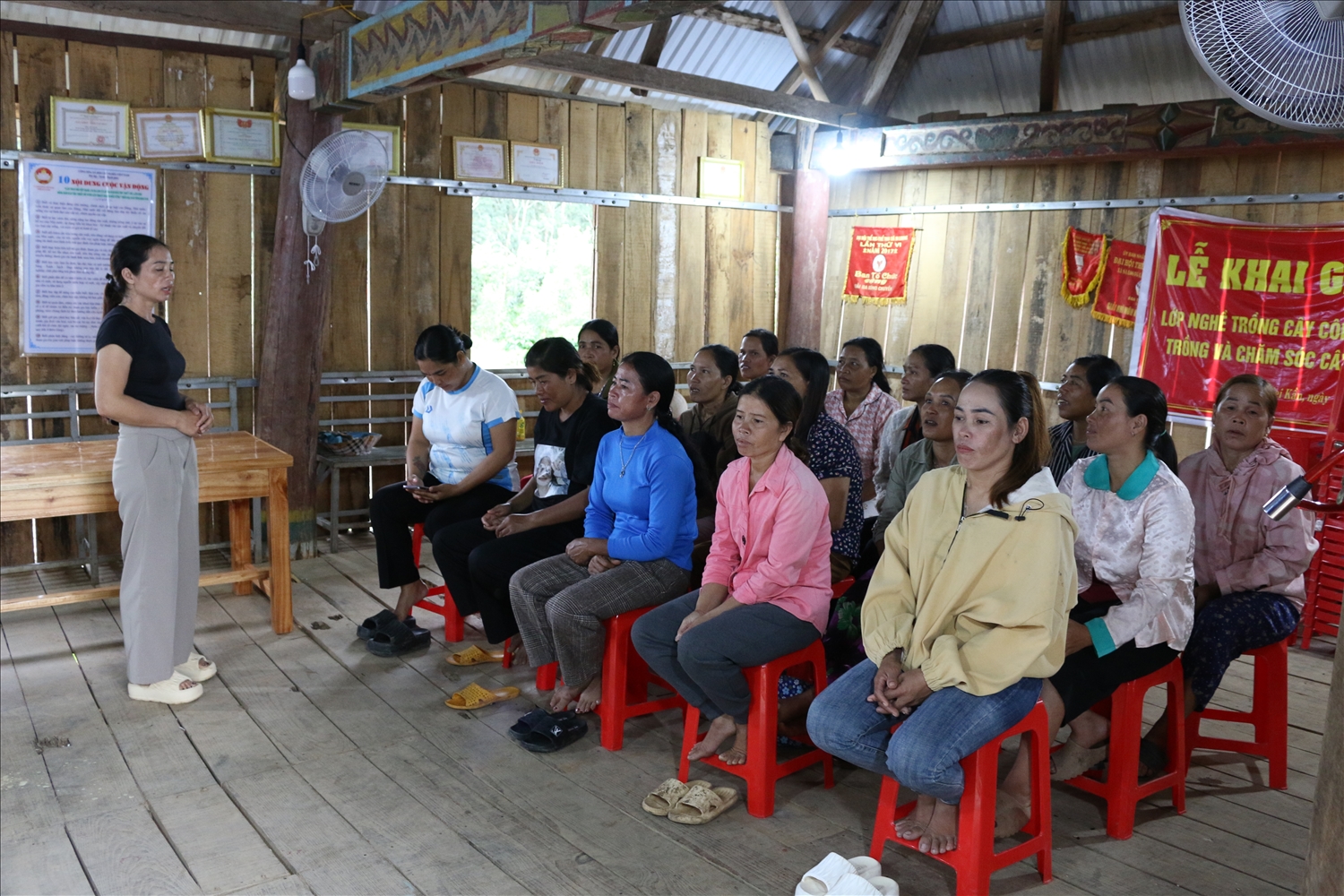 Đồng bào DTTS thôn Bun Ngai, xã Sa Loong phấn khởi khi nghe tin tỉnh sắp đầu tư xây dựng trường phổ thông dân tộc nội trú liên cấp tại xã. (Ảnh: Ngọc Chí)