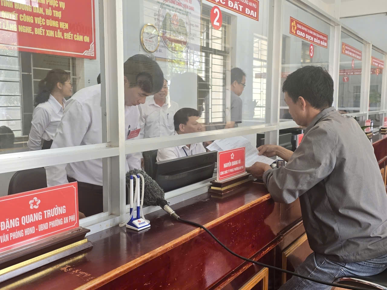 Các công chức, viên chức được tăng cường sẽ giúp các xã vùng khó khăn “gỡ vướng” các vấn đề phát sinh trong quá trình vận hành mô hình chính quyền địa phương 2 cấp (Ảnh minh hoạ)  