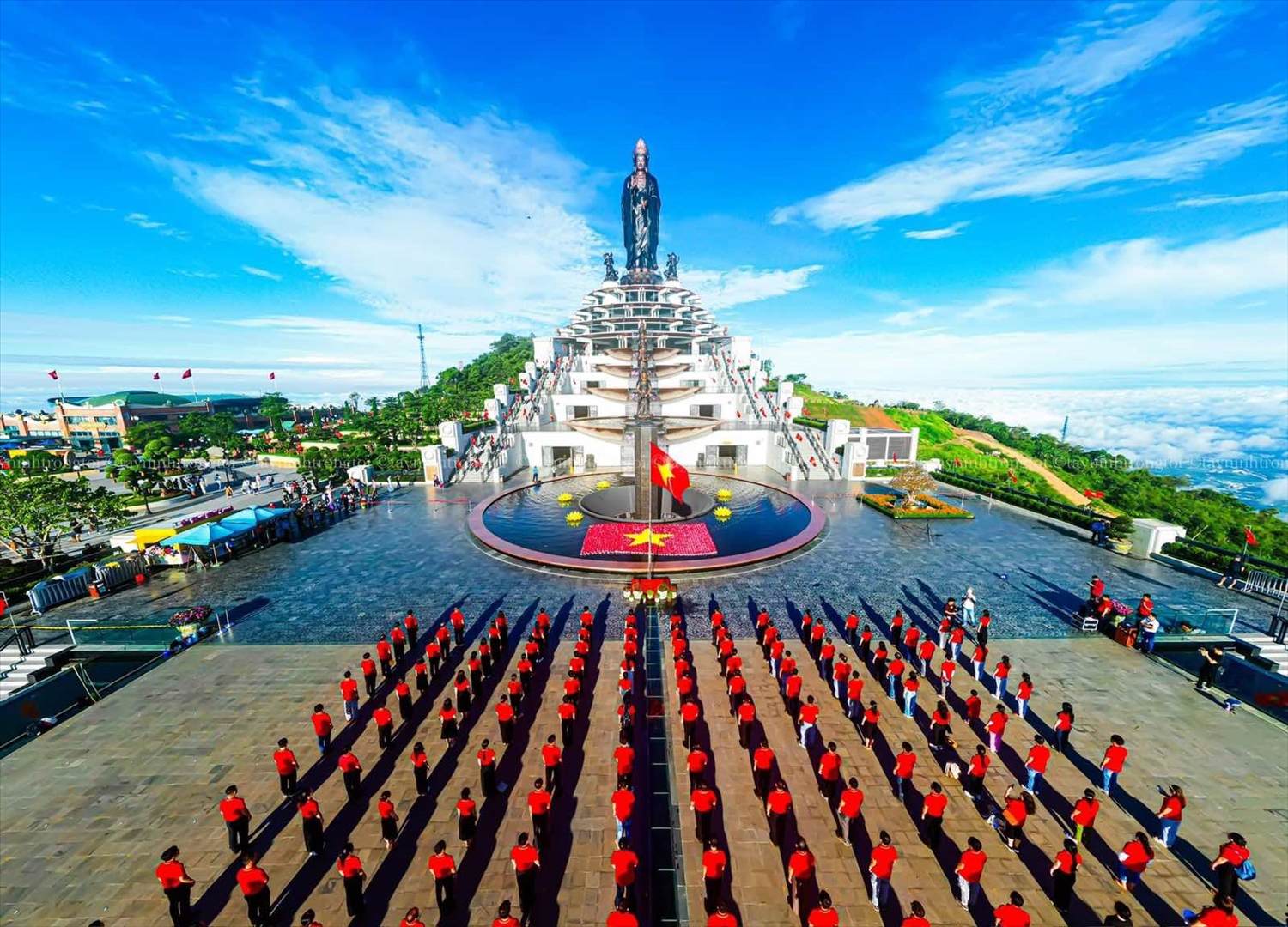 Lễ thượng cờ Tổ quốc trên đỉnh núi Bà Đen