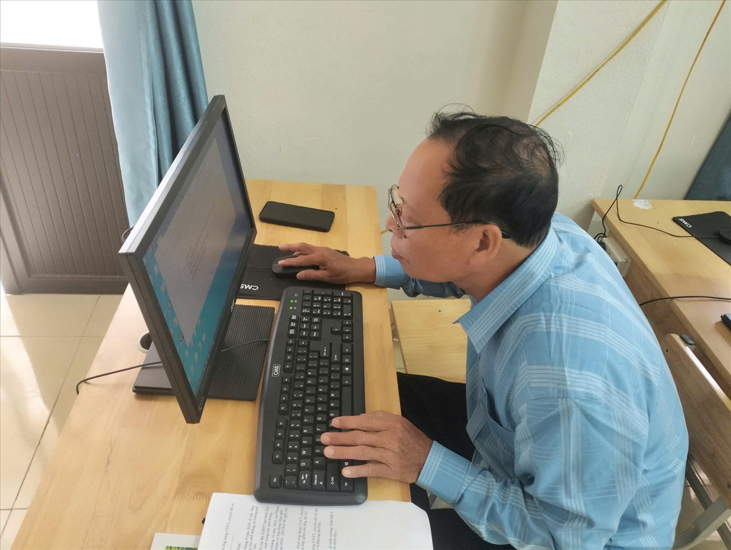 Bí thư, Phó Bí thư chi bộ thôn tiếp cận công nghệ số để hướng dẫn bà con (Ảnh: Mỹ Dung)
