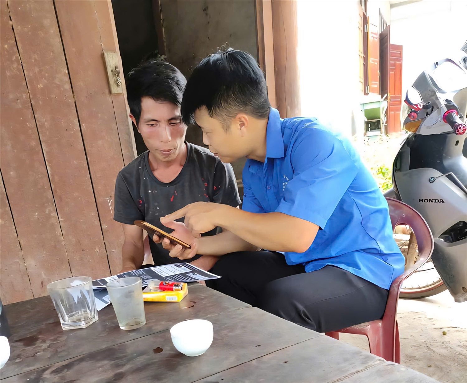 Sự tận tâm, không quản ngại vất vả của cán bộ, đảng viên đã xóa nhòa khoảng cách địa lý và mang lại sự tin tưởng, yên tâm cho bà con (Ảnh : Mỹ Dung)
