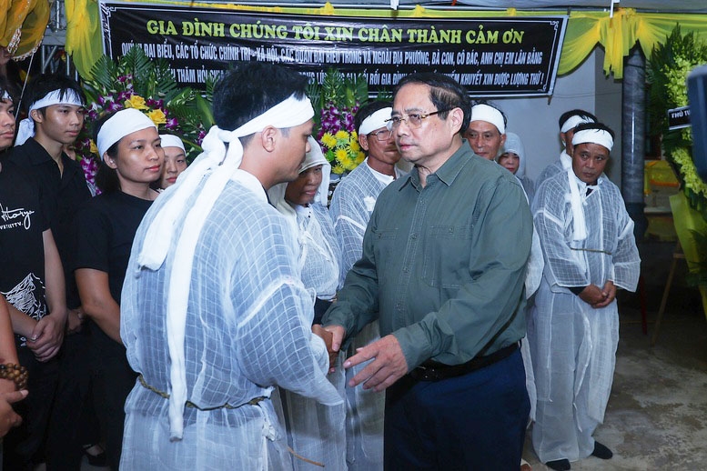 Thủ tướng Phạm Minh Chính thăm hỏi, chia buồn với các gia đình có người bị nạn do thiên tai - Ảnh: VGP/Nhật Bắc
