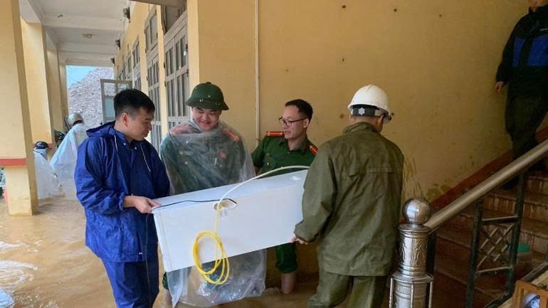 Lực lượng chức năng tỉnh Lào Cai hỗ trợ vận chuyển đồ đạc tránh ngập lụt