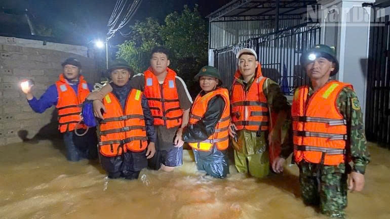Các lực lượng cứ hộ cứu nạn (Sơn la)hỗ trợ đưa người dân ra khỏi khu vực mưa lũ