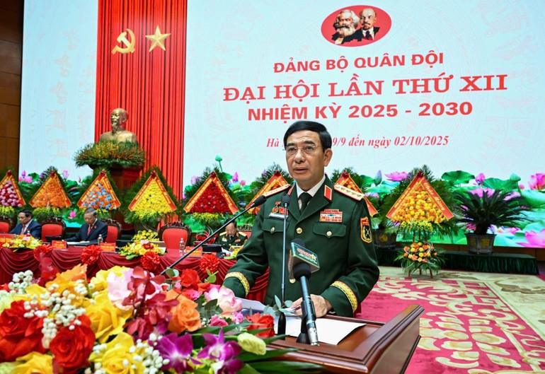 Đại tướng Phan Văn Giang, Ủy viên Bộ Chính trị, Phó Bí thư Quân ủy Trung ương, Bộ trưởng Quốc phòng, đọc diễn văn khai mạc Đại hội. (Ảnh: DUY LINH)