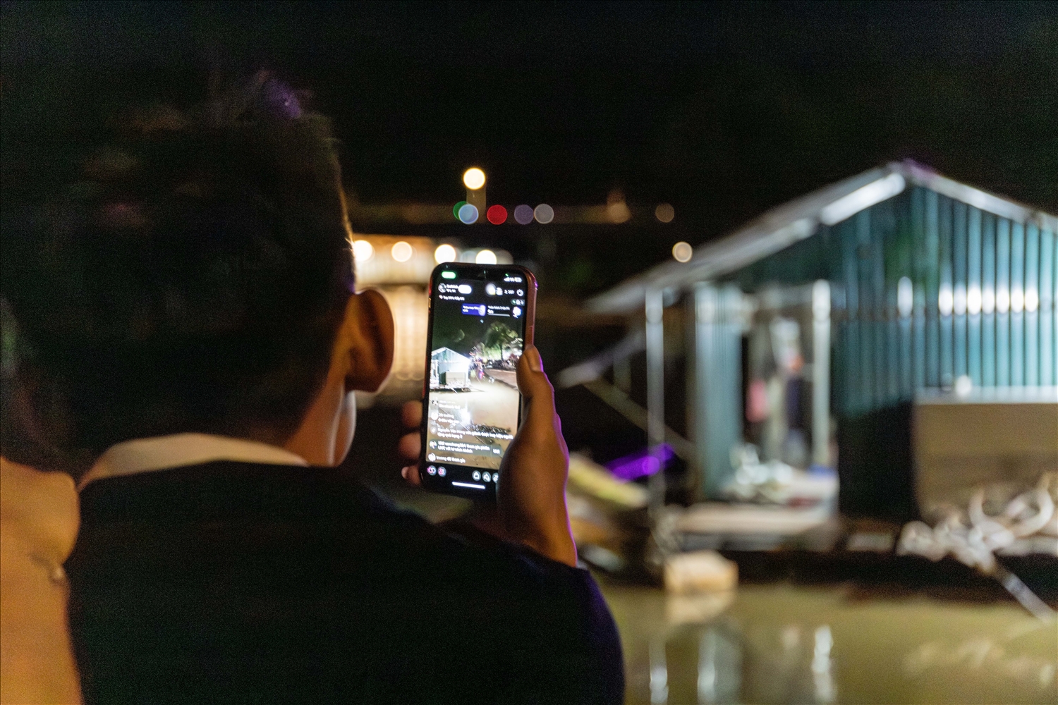 Nhiều người dân dùng điện thoại quay cảnh nước lũ dâng cao và phát trực tiếp trên mạng xã hội.
