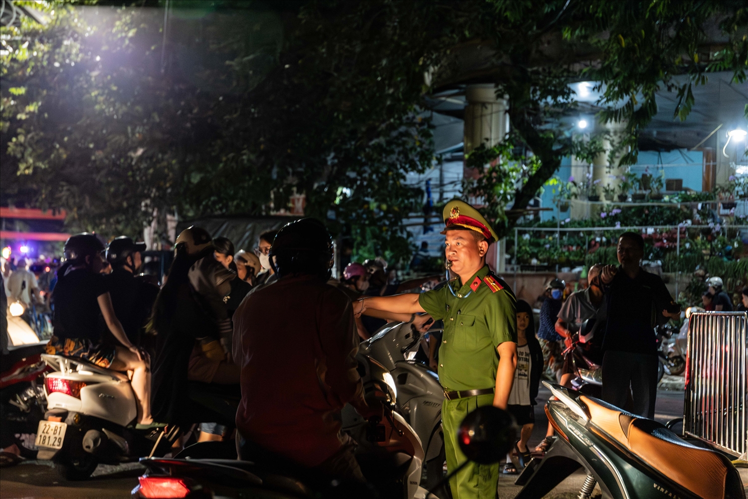 Lực lượng chức năng phường Minh Xuân có mặt từ rất sớm để làm nhiệm vụ đảm bảo an ninh trật tự.