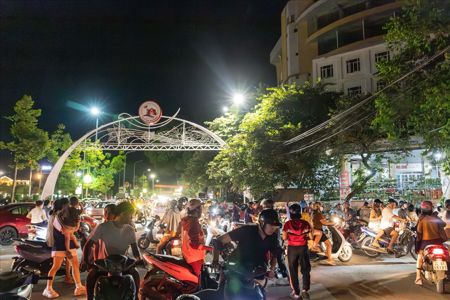 Tại khu vực nút giao Quảng trường Nguyễn Tất Thành – Đường Chiến thắng Sông Lô, đông người dân kéo đến xem nước lũ khiến giao thông qua đây bị ùn tắc cục bộ.