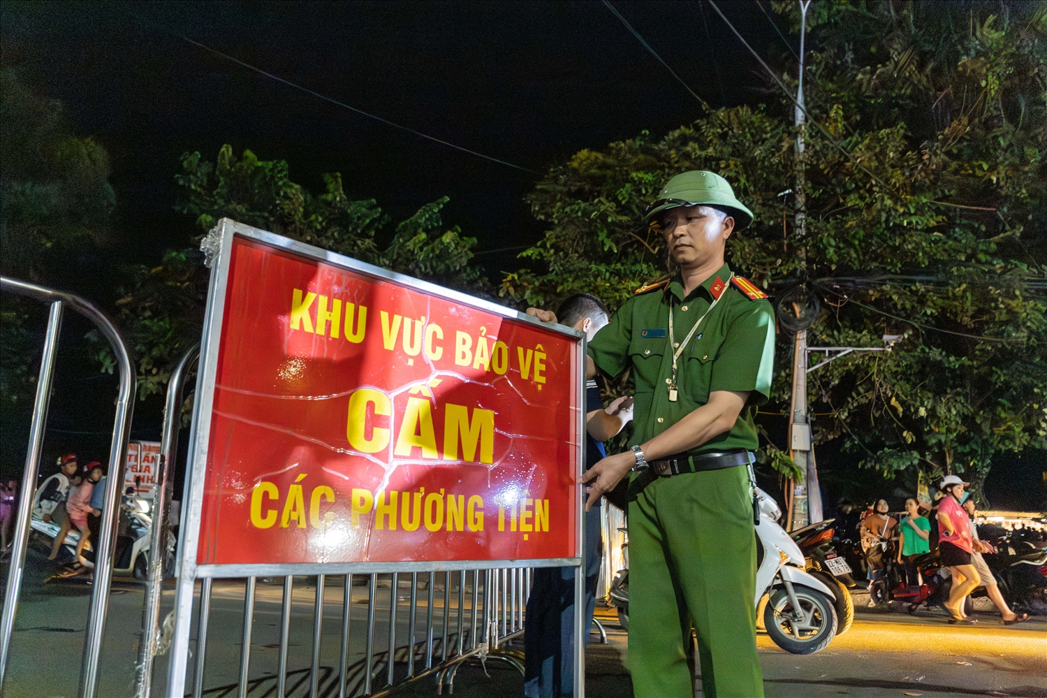 Biển cảnh báo và barie được bố trí để đảm bảo an toàn, tránh tình trạng người dân tụ tập ven sông theo dõi lũ.