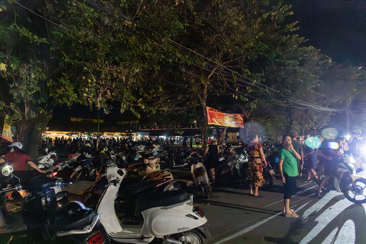 Càng về khuya càng có đông người dân hiếu kỳ tới đây để xem nước lũ.