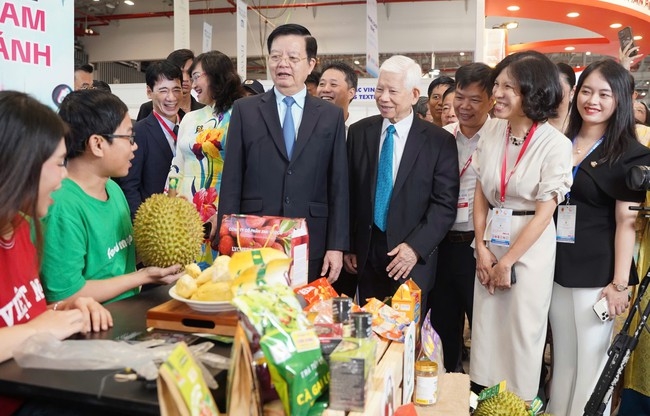 Phó Thủ tướng Mai Văn Chính và Nguyên Chủ tịch nước Nguyễn Minh Triết cùng các đại biểu tham quan các gian hàng tại chuỗi sự kiện