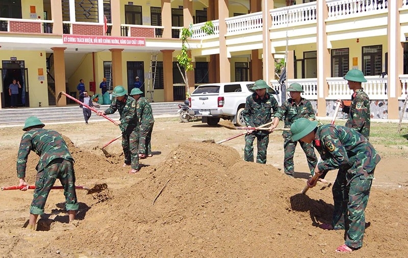 Cán bộ, chiến sĩ tích cực giúp địa phương và trường học khắc phục hậu quả sau bão số 5 (Ảnh PV)