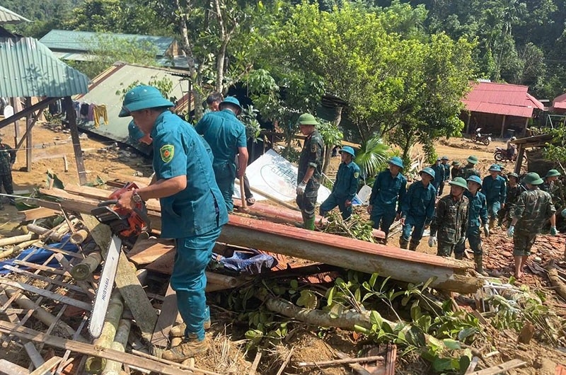 Bộ Chỉ huy quân sự tỉnh Thanh Hóa đã điều động hơn 100 cán bộ, chiến sĩ Trung đoàn 762 và Ban Chỉ huy Phòng thủ khu vực 3 - Ngọc Lặc cùng lực lượng dân quân địa phương hành quân về xã Yên Nhân, khẩn trương giúp nhân dân khắc phục hậu quả mưa lũ (Ảnh PV)