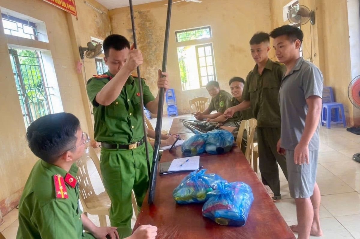 Người dân tự nguyện giao nộp súng tự chế, vũ khí.(ảnh CACC)