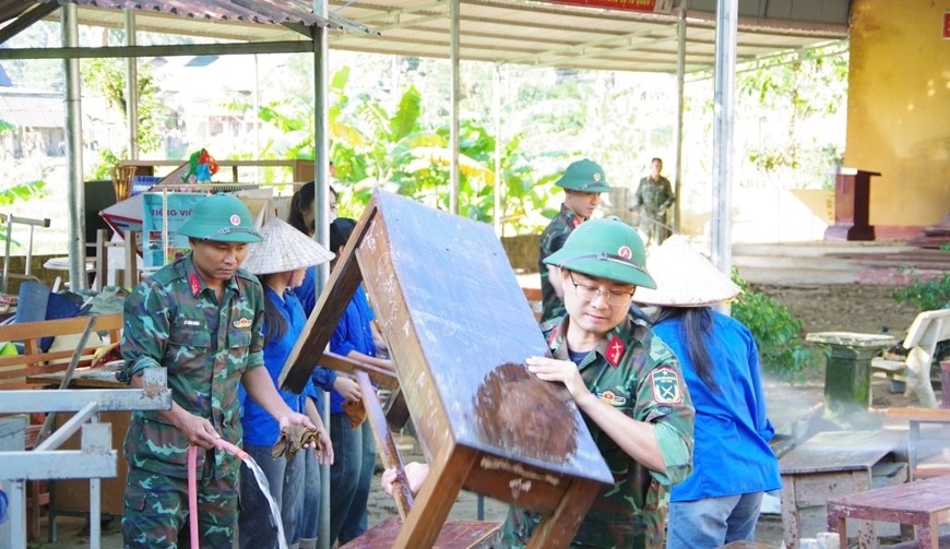 Cán bộ, chiến sĩ Bộ CHQS tỉnh Thanh Hóa thau rửa bàn ghế tại Trường Tiểu học Yên Nhân 1 (ẢnhPV)